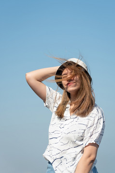 亚洲漂亮的女人与头发吹放松海的观点与孤独和孤独的情感概念旅行假期休闲生活女人放松海的观点概念旅行