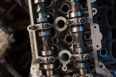 拆卸车脏引擎特写镜头引擎部分和油缸头车车库拆卸车脏引擎油缸车库