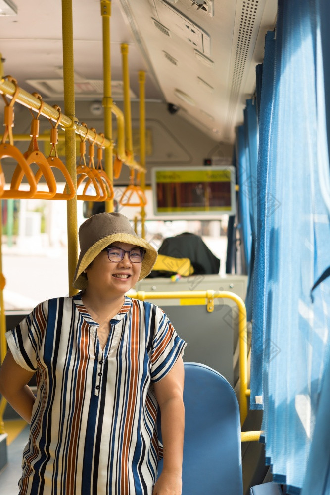 亚洲女人人旅行乘客公共汽车曼谷城市公共汽车是一个的大多数重要的公共质量运输系统曼谷亚洲女人旅行乘客公共汽车城市