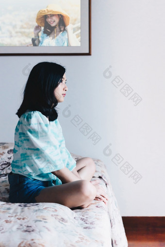 亚洲漂亮的女人短牛仔裤坐着床上卧室独自一人与<strong>孤独</strong>和<strong>孤独</strong>的情感概念抑郁感觉抑郁症问题生活女人床上与<strong>孤独</strong>和<strong>孤独</strong>的感觉