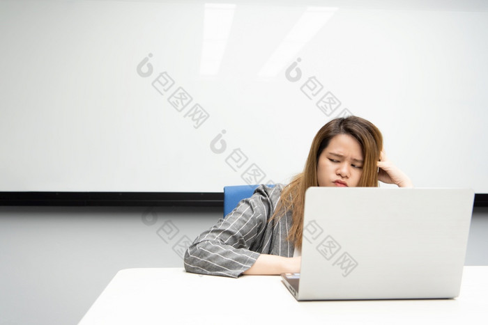 亚洲女人学生女商人工作电脑笔记本移动PC办公室会议房间与白板背景与思考集中注意力情感概念工作女人成功生活女人工作移动PC办公室与思考