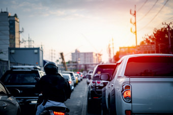 汽车忙路的曼谷城市泰国许多汽车使用的街为运输rushhour与交通小时汽车忙路的城市与交通小时