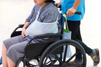 病人上了年纪的女人与手臂<strong>受伤</strong>轮椅等待医生和护士医院许多老年人得到更多的事故今天病人手臂<strong>受伤</strong>等待医生轮椅