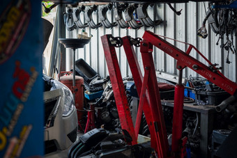 曼谷泰国4月身份不明的车机械师军人检查车引擎为修复和修复问题车车库修复商店检查车引擎为修复车车库