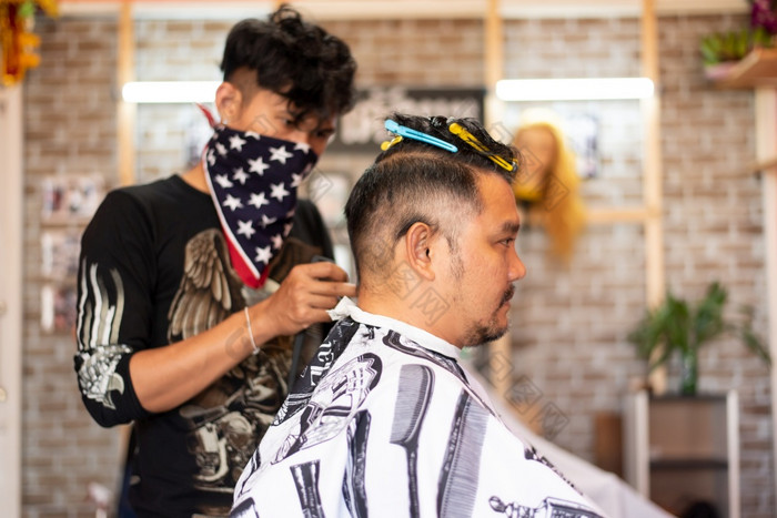 曼谷泰国4月身份不明的亚洲男人。理发师发型发型男人。丰满身体客户时尚发型理发店发型理发师发型客户理发店