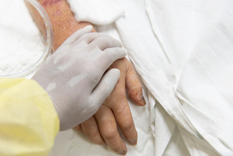 病人的医院与生理盐水静脉注射和亲戚病人手持有上了年纪的病人手病人的医院和持有手