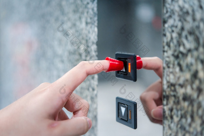 人穿手指盾当紧迫的的按钮的电梯为触摸保护对疫情流感科维德电晕病毒与恐惧情感概念疾病爆发医疗保健生活人使用手指盾紧迫的按钮电梯