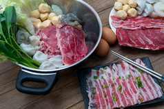 烹饪食物把肉牛肉猪肉蛋和蔬菜热能为使寿喜烧涮日本涮自助餐餐厅烹饪食物热能为使寿喜烧涮