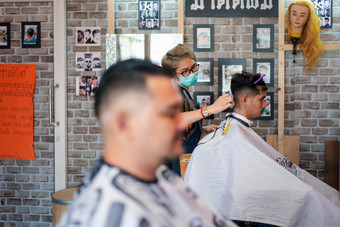 曼谷泰国4月身份不明的亚洲男人。理发师发型发型男人。丰满身体客户时尚发型理发店发型理发师发型客户理发店