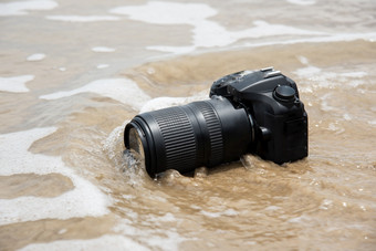 数码单反相机相机与长焦镜头海滩湿从水海波当旅行和测试使用的极端的环境<strong>演示</strong>防水<strong>摄影</strong>师数码单反相机相机海滩湿从水海波