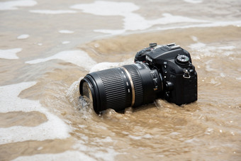 罗勇府泰国五月身份不明的摄影师演示防水<strong>数码</strong>单反相机相机与长焦镜头海滩湿从水海波当旅行和测试使用的极端的环境<strong>数码</strong>单反相机相机海滩湿从水海波