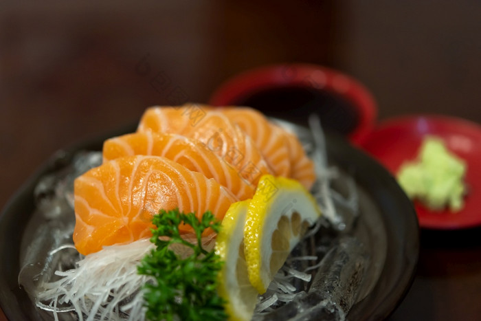 日本食物美味组成生鱼片大马哈鱼非常新鲜的生大马哈鱼鱼切片成薄块服务与萝卜切片日本餐厅日本食物生鱼片大马哈鱼日本餐厅