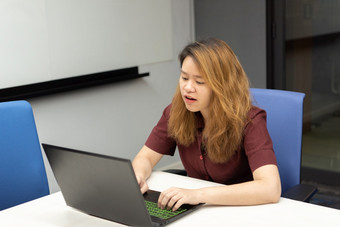 亚洲女人学生女商人工作电脑笔记本移动PC办公室会议房间与白板背景与快乐和放松情感概念工作女人成功生活女人工作移动PC办公室与快乐