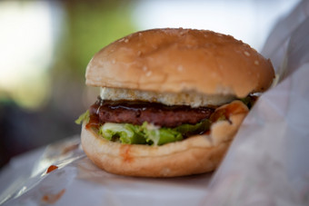 汉堡快食物使从好肉奶酪和蔬菜快餐餐厅不健康的食物脂肪概念汉堡快食物快餐餐厅