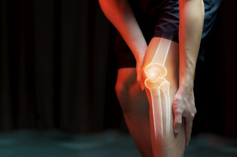 医疗概念男人。痛苦与膝盖痛苦的骨架x射线