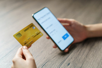 移动支付手使用智能手机和信贷卡为在线购物