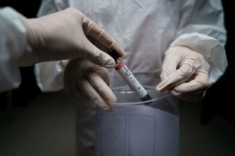 医生保护西装采取血测试样本管与新冠病毒从塑料<strong>拉链袋</strong>实验室血假的代码和条形码