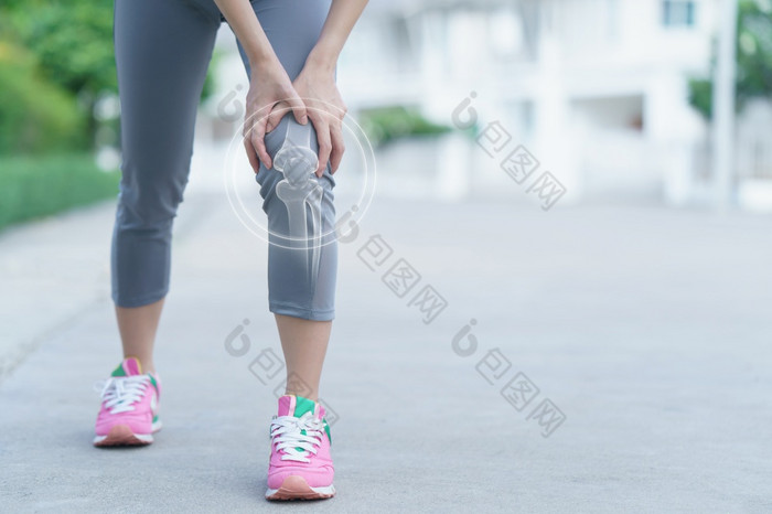 女人持有她的手的膝盖疼痛的膝盖医学按摩概念