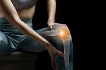 女人持有她的手的<strong>膝盖疼痛</strong>的<strong>膝盖</strong>突出显示红色的医学按摩概念