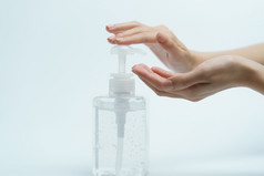 手与手洗手液清晰的泵瓶白色背景