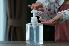 女人手与清晰的洗手液过来这里泵自动售货机瓶为杀死细菌细菌和病毒电晕病毒新冠病毒保护