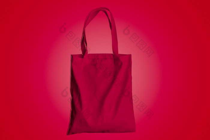 可重用的袋为食品杂货和购物红色的织物手提包袋红色的背景