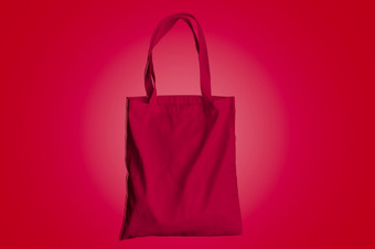 可重用的袋为食品杂货和购物红色的织物手提包袋红色的背景