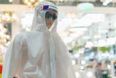 模特白色保护设备佩普有害物质套房脸盾展示在电晕病毒新冠病毒时尚