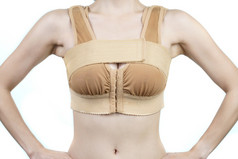 女人摆姿势支持好后乳房增加塑料手术与硅胶乳房植入物