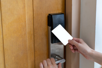 通过访问控制女人手持有白色模型关键卡锁和解锁通过数字通过锁
