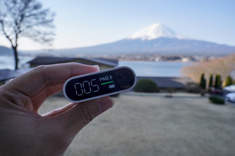 手持有可移植的空<strong>气质</strong>量探测器与富士富士山湖河口湖日本