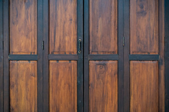 黑色的和棕色（的）老木折叠门