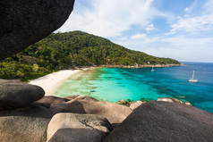 宁静的风景Similan岛屿夏天早....美妙的视图从石头山明亮的和美丽的绿松石海水前旅游景点南泰国