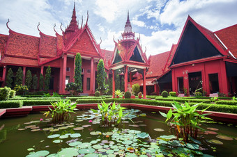 美丽的院子里和优雅的外的国家博物馆柬埔寨热带池塘与盛开的水百合<strong>金边</strong>在<strong>金边</strong>柬埔寨的博物馆开放的公共