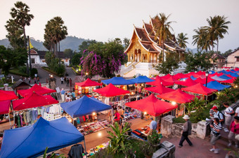 銮prabang老挝11月色彩斑斓的晚上市场附近的皇家宫博物馆銮prabang