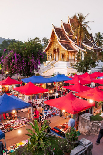 銮prabang老挝11月色彩斑斓的晚上市场附近的皇家宫博物馆銮prabang