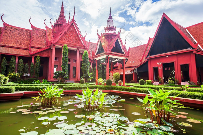 优雅的外传统的高棉语体系结构和美丽的院子里的国家博物馆柬埔寨郁郁葱葱的池塘与水百合旅游景点金边在金边的博物馆开放的公共