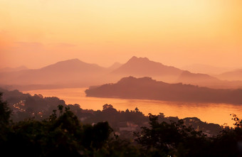 风景如画的的湄公河河和銮prabang小镇黄昏视图从phou峰会宁静的风景世界遗产网站北老挝软焦点