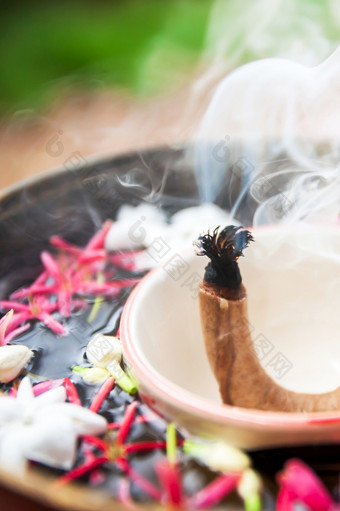 古董泰国有香味的蜡烛白色杯浮动水和热带花吸烟有香味的蜡烛为泰国美食甜点和芳香疗法特写镜头