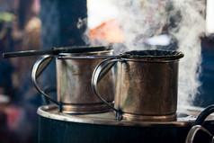 老不锈钢钢能和沸腾热水老挝古老的咖啡商店蒸汽浅深度场銮prabang省老挝