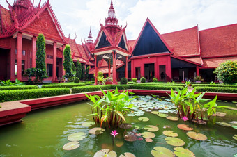 传统的高棉语体系结构和美丽的院子里的国家博物馆柬埔寨郁郁葱葱的池塘与色彩斑斓的莲花金边在金边城市柬埔寨明亮的阳光公共公园公共博物馆