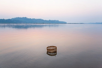 和平宁静河竹子篮子浸渍的湄公河河冬天早....风景如画的场景日出天空反映轻轻水复古的仍然生活农村北老挝