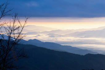 宁静风景<strong>蓝色</strong>的山范围的早....雾软<strong>蓝色</strong>的云在的山村和河的有雾的谷thailand-myanmar边境<strong>地球</strong>一天概念