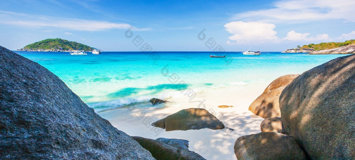 宁静的热带海阳光明媚的夏天视图从的岩石海滩看出风景如画的白色沙子海滩对水晶绿松石海水热带岛屿背景Similan岛屿泰国