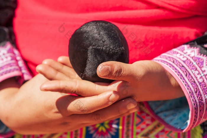 特写镜头苗族部落女孩rsquo手持有织棉花绳子球而玩抛球游戏苗族新一年rsquo庆祝活动北泰国