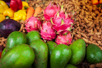 新鲜的生和成熟的龙水果鳄梨紫色的卷心菜和其他水果和蔬菜从生态农业焦点龙水果