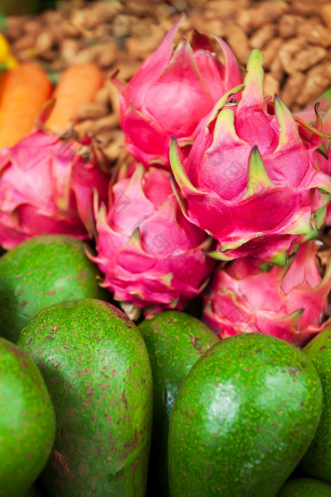 新鲜的生和成熟的龙水果鳄梨紫色的卷心菜和其他水果和蔬菜从生态农业焦点龙水果