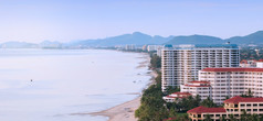 空中视图华欣海滩和现代度假胜地小镇夏天前旅游景点泰国