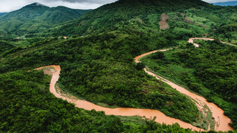 空中视图满溢的溪与滑坡多雨的季节农村场景附近thailand-myanmar边境环境气候改变天气概念