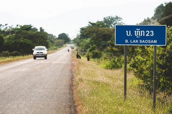 定向招牌的国家高速公路老挝拉克saosampakse形式萨拉万附近越南边境焦点招牌